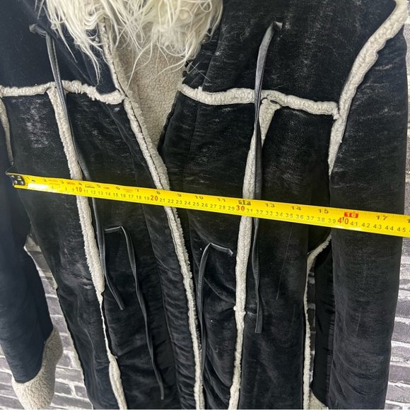 Aritzia Talula vintage like black hooded coat with fur. Size S - Picture 5 of 10